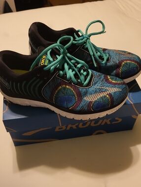 Brooks Peacock-Print Running Shoes in Teal, Blue & Black